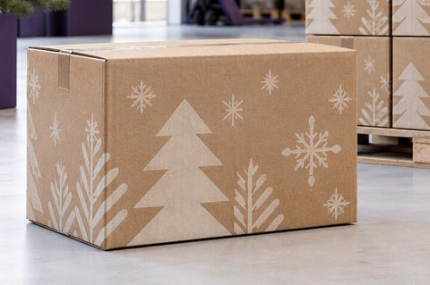 Een kartonnen kerstpakket in een magazijn (sfeerbeeld)